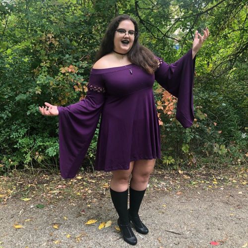 Did a witchy little cosplay for stream today! Join me @ 2:30 pm ET!  . . . . . #fall #autumn #hallow