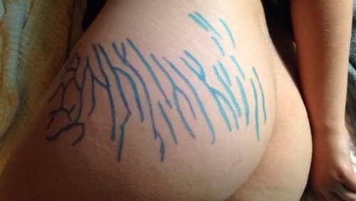 queer-de-fleur:funwithsexystuff:medioqueer:When bae ni-to outlines your stretch marks and makes you 