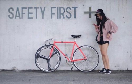 lemondeabicyclette: Safety first, always stop and take a nice pose before operating the phone!