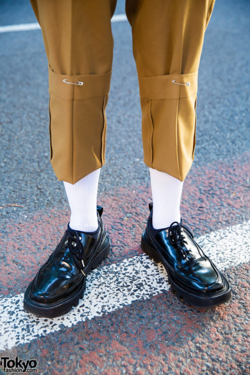 17-year-old Hikaru on the street in Harajuku. The high cuffs of his Soe pants and his red necktie ar