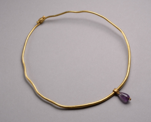 gemma-antiqua: Ancient Roman gold armlet with an amethyst drop, dated to the 2nd century CE. 