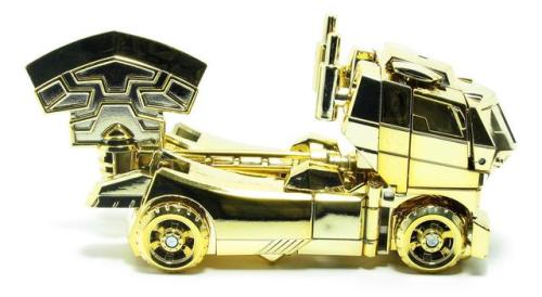 rosextract:  aeonmagnus:  Transformers Animated Optimus Prime (Gold Version).  @b0ssbot it’s ya boy  back n better than ever