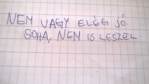 masik-vilag:  life-so-hard-and-every-horror:  Tudom jól:”’)  Tudom. Oke?! Tudom. 
