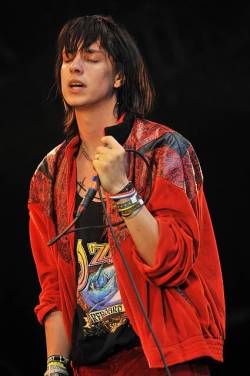 posteromagnum:  mmbahthevaccines: Julian Casablancas plays the Les Ardentes Festival on July 8, 2010 in Luik  The nail though…