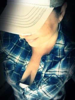 delicious-journey:  curiouswinekitten2:  It’s a baseball cap and cleavage kind of day…  🌸🌸🌸. So nice.  Thank you  Have a great week, Tumblrs 😊