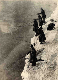 firsttimeuser:  Winter on the Moscow River, 1929 photo by G. Petrusov 