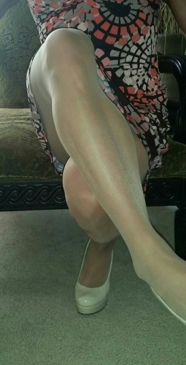 luvmyhose:pantyhoselover890:luvmyhose:So need some coffee Mmm….sounds nice!! Love the color and dres