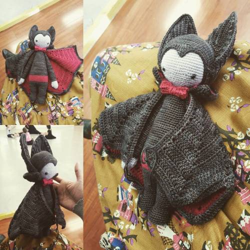 xtoxictears:  gothiccharmschool:  sporkii:  Batty batty bat bat  It’s ADORABLE.  Oh please.;o; I want this so bad 