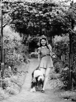 indypendent-thinking:  Jean Kent and her dog, 1944 