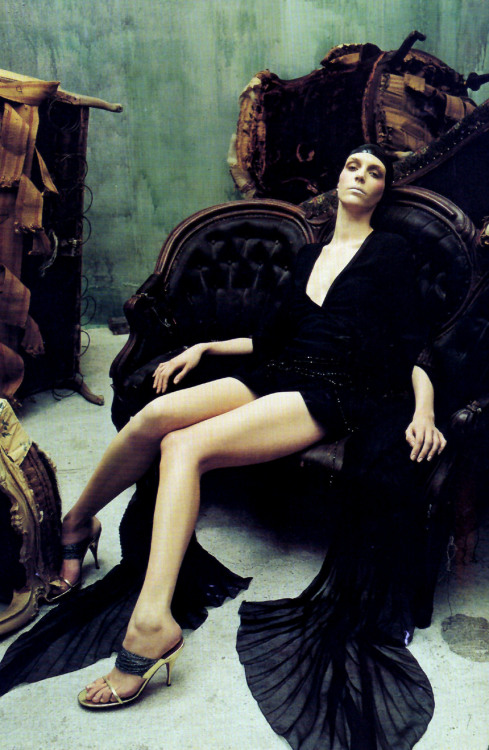 labsinthe:   “Extreme Mode” Hannelore Knuts photographed by Steven Meisel for Vogue Italia Couture Supplement 2001      