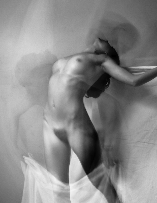 vivipiuomeno:  Ohad Cadji - Abstract Female Nude, photograph 