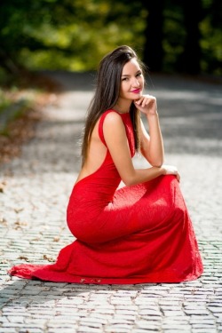 lovethatbeauty:I’ll start the day with this cutie, looking all sexy and sweet in a slinky red dress with equally red lips.  So pretty!