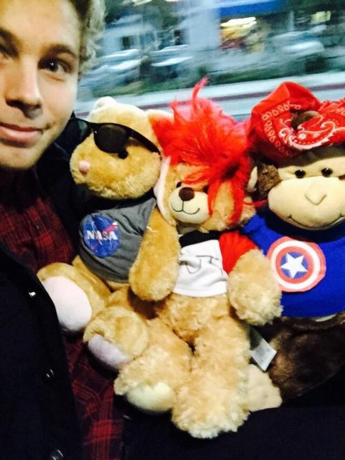 hotdamn5sos:  5sos: The gangs all here 