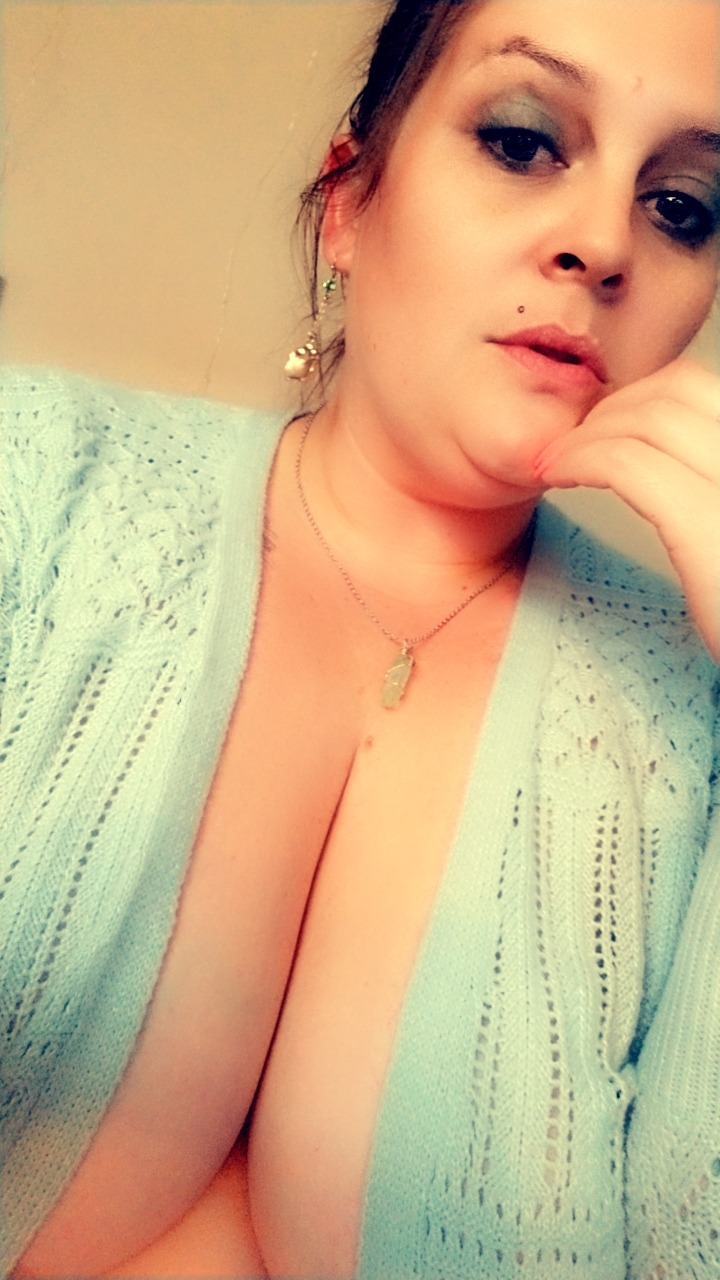 gory-mermaid:Lounging around. Gotta get prettied up soon. ♡  Jesus tiddy fuckin Christ