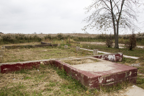 yahoonewsphotos:  A ghost town on Staten Island Of all the neighborhoods hammered by Hurricane Sandy, Oakwood Beach on Staten Island sustained some of the worst blows.  The neighborhood lies along the shore surrounded by wetlands, easily rolled over