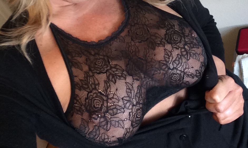 pittsnport:  BGs dinner, flaunting and strip club outfit for the weekend.
