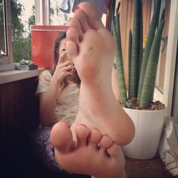 barefootslutwives: Sexy barefoot sluts 