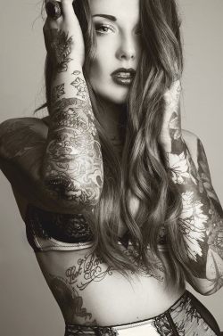 fuckyeahgirlswithtattoos:  Lady Lauren 