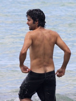 underhell:  Adrian Grenier (paparazzi photo) 