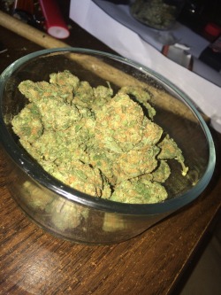 pjblvck:Zip of some nice lemon haze, got some Indica no name in the back