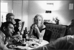 baldespendus:  Yves Montand, Simone Signoret, Marilyn Monroe and Arthur Miller at the Beverly Hills Hotel, 1960. Photo by Bruce Davidson.