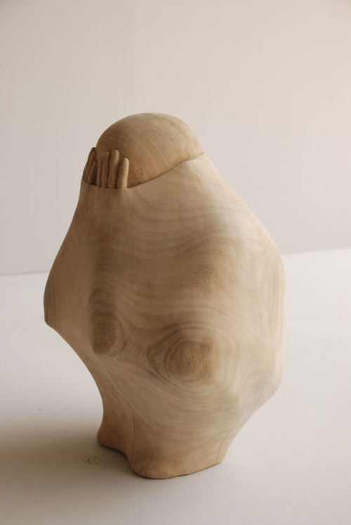 fillielitsa:Figures trapped within carved wood Sculptures by Tung Ming-Chin