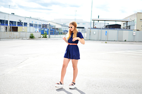 Amanda of The Style Gossiper looks cool and comfy in her awesome playsuit. Paired with some serious flatforms and circle sunglasses, this outfit might be what I base my late summer wardrobe on!