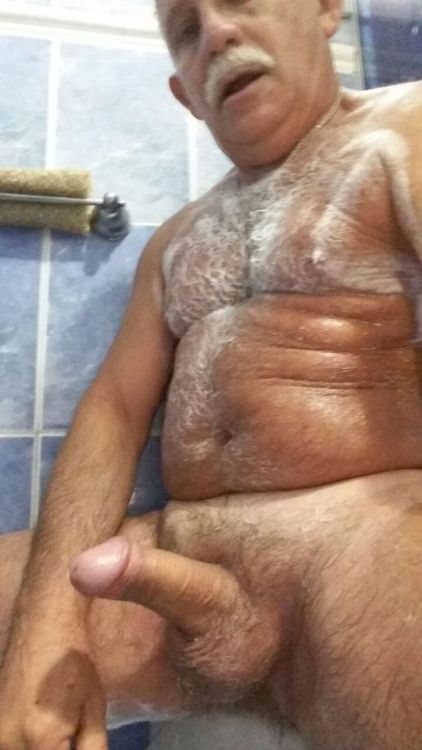 madurosarg:  jimy21:  ericmurilo:  Deliciosamente delicioso.  Estas hermoso daddy😘😘  Quien es? Lo quiero invitar a mi casa! 😍