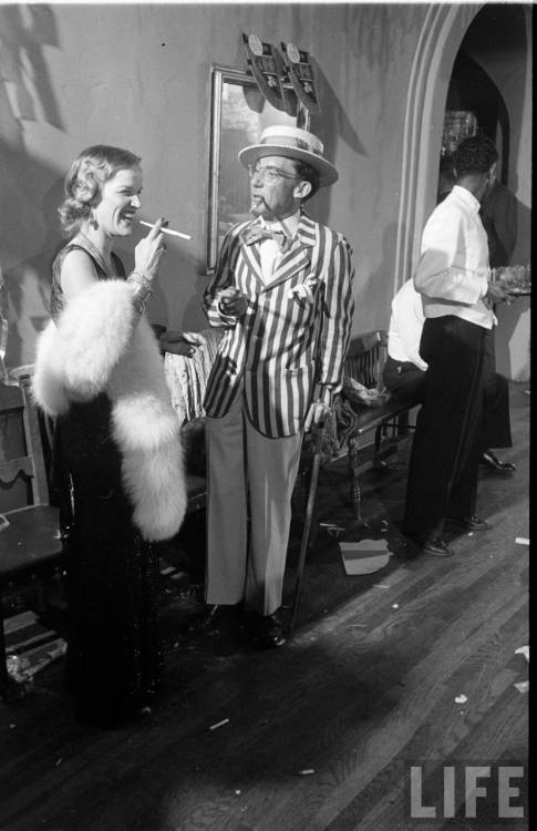 Roaring Twenties theme party(Loomis Dean. 1952)