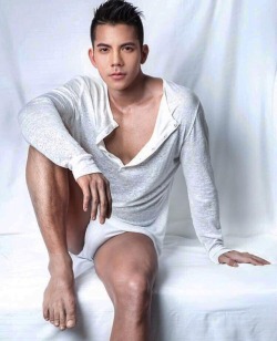 basketweavers:  OMG! Love this sexy Asian with his beautiful
