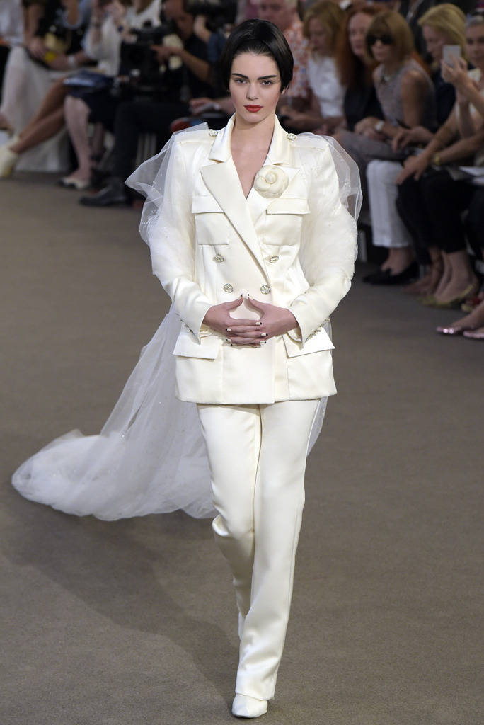 Kendall jenner chanel fashion show 2016