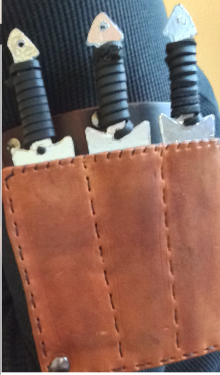 snikeleather:Declans Arm Mounted Throwing KnivesAfter making some throwing knives I decided that my OC Assassin needed a way to hold more than just the two on the shoulder of his baldric.To view my portfolio Click HereAnd if you would like to commission