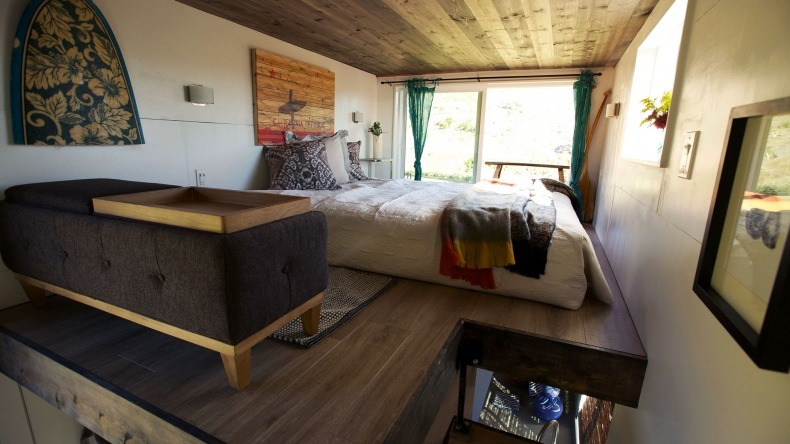 dreamhousetogo: Surf Shack tiny house featured on Tiny House Nation http://www.fyi.tv/shows/tiny-house-nation/articles/surf-shack-chic