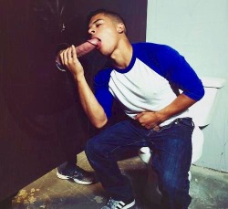 batfriedstudentdream:  orgydays:  Young studs, hung jocks, and thick cocks  suck and drink 