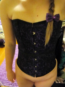 aurfenria:  ….this princess got a new corset for Christmas! Steel boned and the right size and color and everything! (The purple is actually really pretty, but I couldn’t get good lighting to get it to show in the picture, I’m sure I will someday).