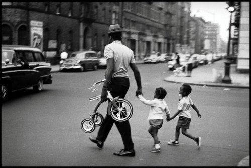 killerbeesting: Leonard Freed, Harlem 1956