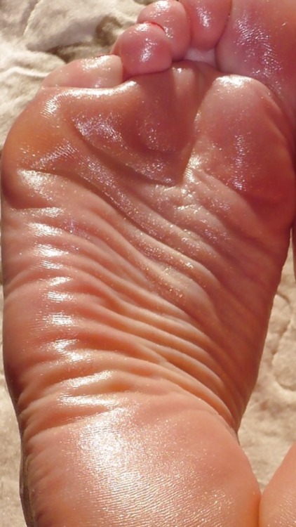 paris68:Bare Sole in your face
