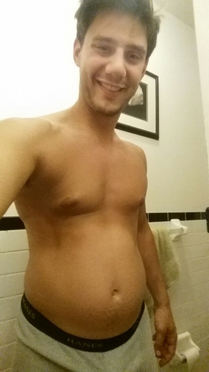 gainerman91: Been pigging out letting my belly grow! #gainer #feedee #fittofat #exjock