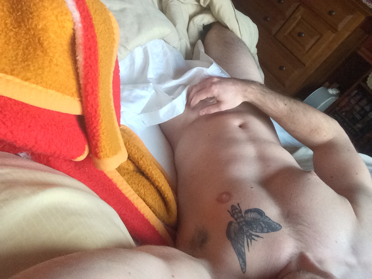 gwensdeafani:  Thoroughly enjoying not getting up… 
