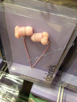 wizzlbang:  ratchetmess:  how did the design team not see that  put these fucking dicks in your ears   Some shud gif the scary movie scene when Shawn was stabbed in the ear wit a dick