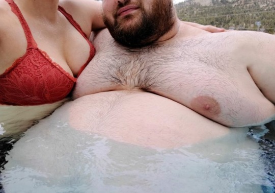 femalefeederheaven:Enjoying the hot tub with my love 💕