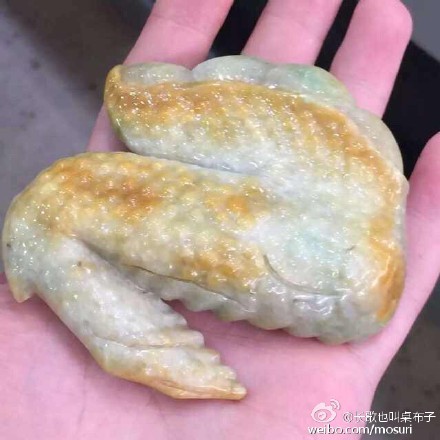 fuckyeahchinesefashion:  Chicken wing sculptured from a piece of jade @长歌也叫桌布子 