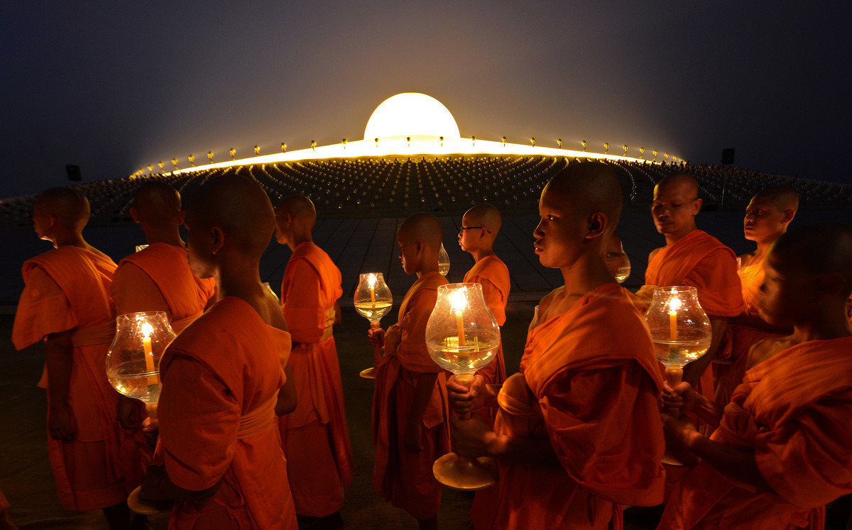 cultureunseen:  Tens of thousands of Buddhist monks at prayer on Makha Bucha Day,