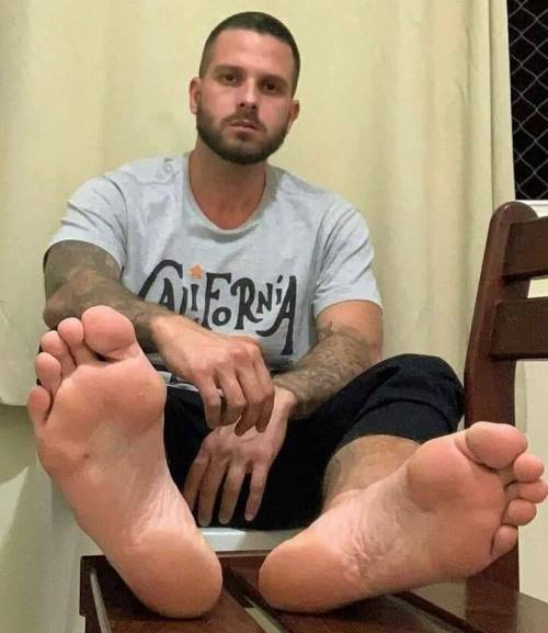 whitemalefeet:Fuck, I’d love to worship his giant feet. Sniff, kiss, lick…all day long. ;)