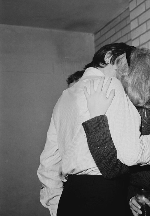 colecciones:Keith Richards embraces a young woman at Television House, London, as The Rolling Stones