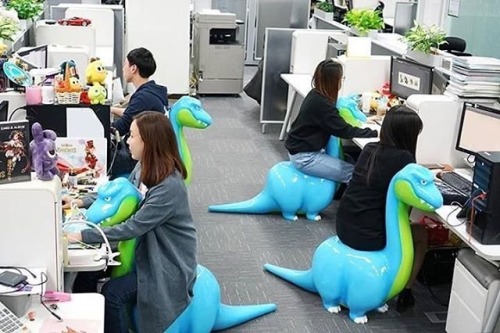 welele:  Mientras tanto en una empresa cualquiera del país nipón“Por favor, tome un dinosaurio y empecemos la entrevista”