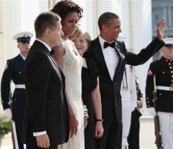 yodiscrepo:  A Angela Merkel le encanta Michelle Obama.  No me jodais si la merkel tiene cara de Putos negros ya que hitler no les aniquilo lo haré yoSi esque se la ve en la caraES MALVADA JODER