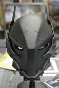 rhubarbes:  Arkham Knight Helmet.  More about batman here.