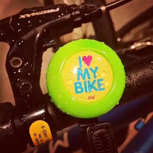 instabicycle:  Via @sasomiso25: 태풍오기 전날에 자전거 타기☔ 비 맞으니까 더 이쁘네 #bikebell #rainynight #ilovemybike #내일
