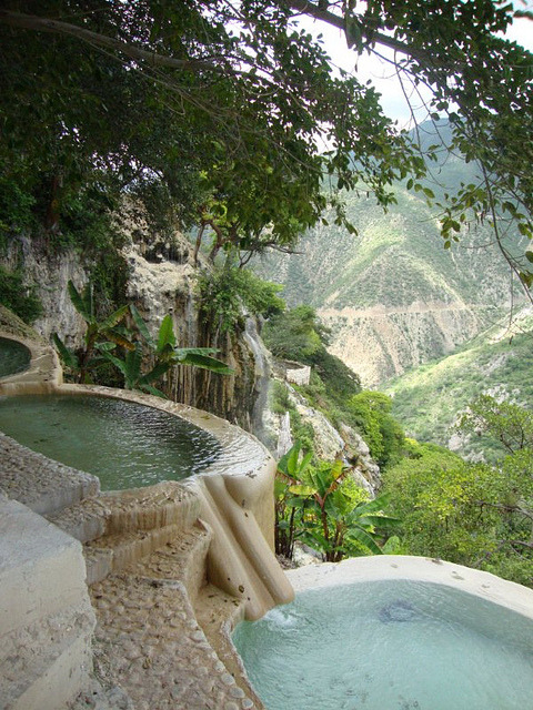 Hot water pools at Grutas de Tolantongo in Hidalgo, Mexico (by CiberVamP).